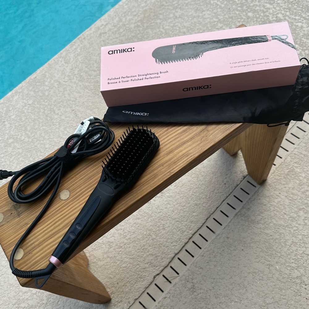 amika Straightening Brush